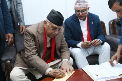  ओलीले गराए झापा–५ बाट उम्मेदवारी दर्ता 
